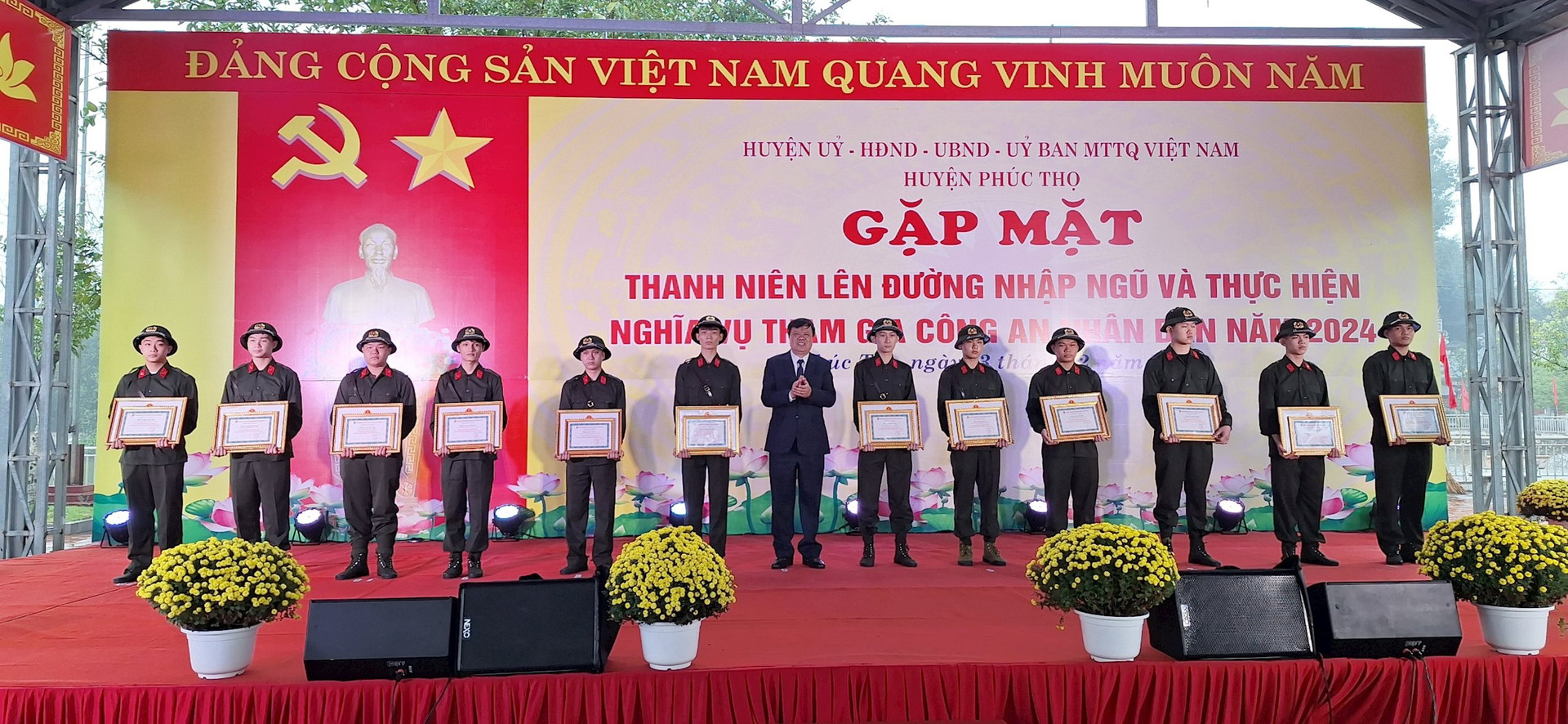 PHÚC THỌ GẶP MẶT THANH NIÊN LÊN ĐƯỜNG NHẬP NGŨ VÀ THỰC HIỆN NGHĨA VỤ THAM GIA CÔNG AN NHÂN DÂN NĂM 2024